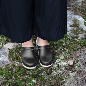 Elegant Black Leather Mules